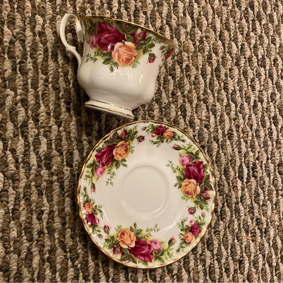 1962 ROYAL ALBERT Old Country Roses Bone China Teacup & Saucer England Vintage - Picture 1 of 9